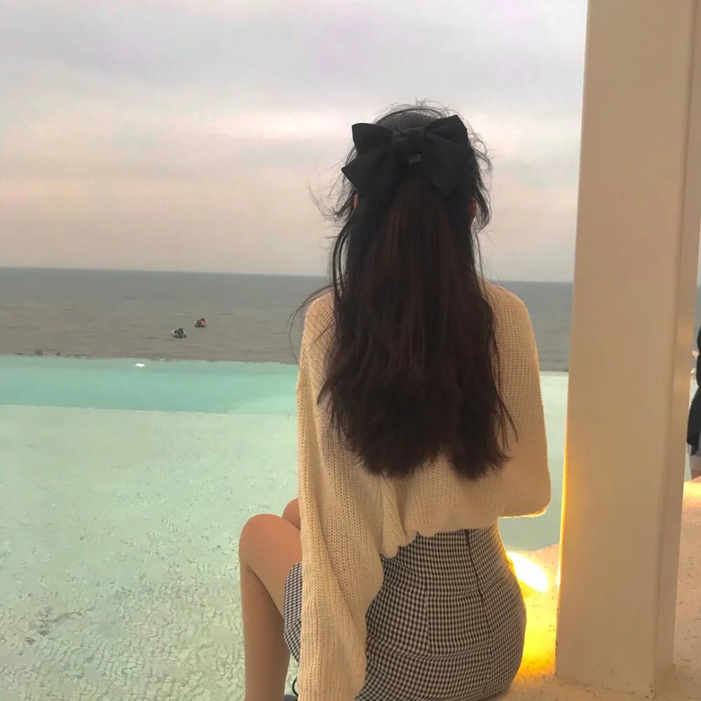 坐在酒吧里吃蛋糕
